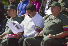 En la imagen, el presidente de Venezuela, Nicolás Maduro (c), junto al ministro de de Interior y Justicia, general Miguel Rodríguez (i), y el de Defensa, almirante Diego Molero Bellavia (d). EFE/Archivo