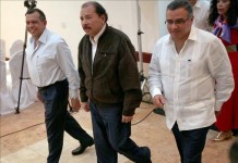 De izquierda a derecha, los presidentes Porfirio Lobo, de Honduras, Daniel Ortega, de Nicaragua, y Mauricio Funes, de El Salvador, durante un encuentro en la Casa de Los Pueblos en Managua (Nicaragua), en diciembre de 2012. EFE/Archivo