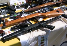 Vista de unas de las 105 armas que fueron decomisadas en la operación "Nocáut" contra la pandilla Varrio del sureste de Los Ángeles el 21/05/2009. EFE/Luis Uribe