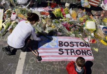 una mujer y su hijo dejan objetos para conmemorar a las víctimas del atentado en la maratón de Boston. EFE/Archivo