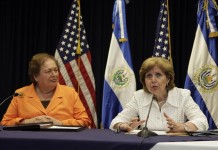 La subsecretaria de Estado adjunta de EE.UU. para Asuntos del Hemisferio Occidental, Liliana Ayalde (d), junto a la embajadora de EE.UU. en El Salvador, Mari Carmen Aponte (i), el 14 de junio de 2013, en San Salvador. EFE