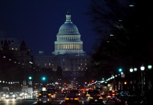 Vista del Capitolio y la Avenida Pensilvania en una hora de mayor tráfico el 26 de febrero de 2009, en Washington, D.C. (EEUU). EFE/MICHAEL REYNOLDS