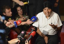 El presidente boliviano, Evo Morales (izq), atiende a la prensa en el aeropuerto de Viena (Austria). EFE