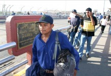 Inmigrantes indocumentados cruzan la franja fronteriza entre México y Estados Unidos con sus escazas pertenencias tras ser detenidos y deportados en los estados de California y Arizona. EFE/Archivo