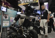 "Robo Sally" (c), un robot desarrollado por el Laboratorio de Física Aplicada de la Universidad Johns Hopkins, creado con fondos del Departamento de Defensa de EE.UU., es controlado por el ingeniero de robótica, Mike Kutzer (detrás, i), durante la feria de la Asociación Internacional para Sistemas de Vehículos No Tripulados el pasado 14 de agosto de 2013. EFE