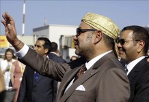 El rey Mohamed VI (c) en el aeropuerto de Rabat, para despedir al rey Juan Carlos tras su visita a Marruecos. EFE/Archivo