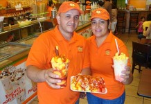 Eladio y Judith Montoya, propietarios de la heladería y frutería "Los Mangos" posan con sus postres este, viernes 23 de agosto 2013, en la sucursal ubicada en el barrio de La Villita, en el suroeste de Chicago (EE.UU). EFE