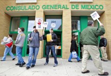 Miembros de la organización "Mexicanos en el Exilio" se manifestaron hoy frente al Consulado de México. EFE/Archivo
