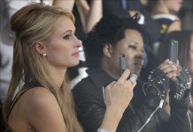 La joven heredera Paris Hilton saca fotografías con su teléfono móvil durante el desfile ayer de The Blonds en la Semana de la Moda de Nueva York en Estados Unidos . EFE