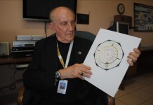 Fotografía del 27 de septiembre de 2013 del padre Pedro Cartaña (i) sostiene el "ciclonoscopio", inventado por el jesuita español, Benito Viñes, en el colegio Belén de Miami. EFE