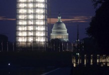 El Monumento a Washington (izda) y el Capitolio permanecen iluminados en la madrugada del jueves 17 de octubre de 2013 en Washington (Estados Unidos). EFE/Michael Reynolds
