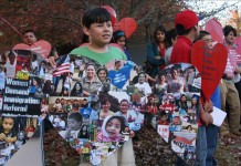 Unos niños sostienen unos carteles con fotos de niños, mujeres y estudiantes soñadores. EFE/archivo