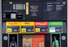 Un surtidor de combustible muestra los precios de los diferentes carburantes, en una gasolinera de Shell, en Dallas, Texas, Estados Unidos. EFE/archivo