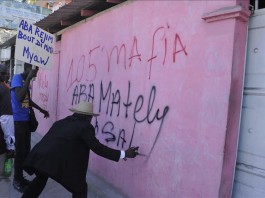 Un manifestante escribe 'Fuera Martelly' este viernes 29 de noviembre de 2013, durante una protesta en Puerto Príncipe (Haití). EFE