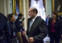 El presidente saliente de la Reserva Federal (Fed), Ben Bernanke tras una reunión con senadores demócratas en el Capitolio, Washington, Estados Unidos. EFE/Archivo