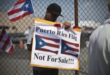 Un manifestante sostiene una bandera de Puerto Rico. EFE/archivo