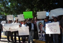 Miembros activos del Partido Revolucionario Dominicano protestan contra la visita del excandidato a la presidencia de la República Dominicana Miguel Vargas Maldonado, hoy, domingo 26 de enero de 2014, en San Juan (Puerto Rico). EFE