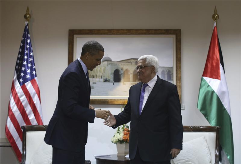 El presidente estadounidense, Barack Obama (izq), mantiene una reunión con el presidente de la Autoridad Palestina, Mahmud Abás (dcha), en la Muqata, el complejo presidencial palestino, en la ciudad cisjordana de Ramala (Palestina). EFE/Archivo