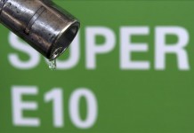 Una gota de combustible ecológico E10 sale de la boquilla de una gasolinera. EFE/Archivo