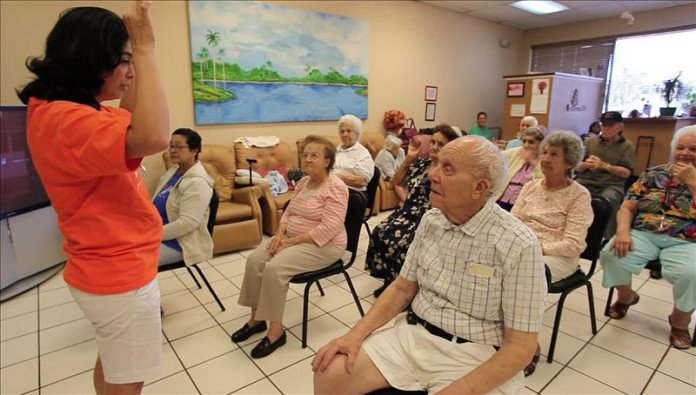 Una terapeuta habla con un grupo de ancianos en el centro de cuidado de personas mayores EFE/Archivo