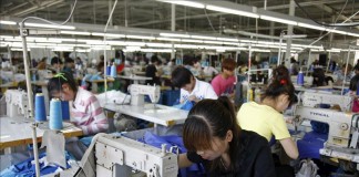 Unas trabajadoras chinas cosen chaquetas en la fábrica de Hong Mei en Tangsan (China). EFE/Archivo