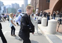 Una víctima del atentado a la maratón de Boston llega a la corte federal de Joseph Moakley Federal Court para asistir a una audiencia contra Dzhokhar Tsarnaev, sospechoso del atentado con bombas, en Boston (EE.UU.). EFE/Archivo