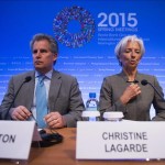 La directora gerente del Fondo Monetario Internacional (FMI), Christine Lagarde (d), ofrece una rueda de prensa junto el subdirector gerente del Fondo, David Lipton (i), durante la reunión de primavera del FMI y el Banco Mundial (BM), en Washington, Estados Unidos. EFE/Archivo