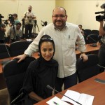 Imagen de archivo fechada el 10 de septiembre de 2013 que muestra al periodista irano-estadounidense del diario The Washington Post Jason Rezaian (dcha) y a su mujer Yeganeh Salehi (izda), durante una rueda de prensa en Teherán (Irán). EFE/Archivo