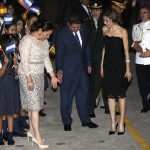 La Reina Letizia es recibida por el presidente de Honduras, Juan Orlando Hernández (c), su esposa, Ana García (i), y un grupo de escolares de un colegio de Tegucigalpa con financiación española, a su llegada a la cena ofrecida anoche por el mandatario hondureño en la Casa Presidencial de Tegucigalpa. EFE
