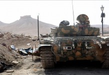 Un tanque blindado sirio toma posición durante combates. EFE/Archivo