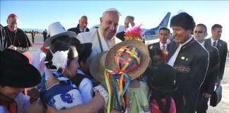 El papa Francisco fue registrado este miércoles al dialogar con el presidente boliviano, Evo Morales (d), tras su arribó a la ciudad boliviana de Santa Cruz (este), para continuar en esa urbe la visita de tres días a Bolivia. EFE