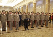Fotografía facilitada por la Agencia Central de noticias norcoreana KCNA que muestra al líder norcoreano, Kim Jong-un (c), durante su visita al Palacio del Sol de Kumsusan en Pionyang (Corea del Norte). EFE