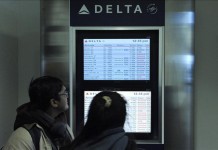Pasajeros de vuelos cancelados miran las pantallas de información en el aeropuerto de LaGuardia en New York, EE.UU. EFE/Archivo
