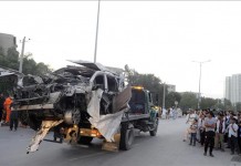 Imagen de un vehículo dañado hoy en Kabul, por un coche bomba. EFE