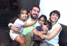 Daniel Ceballos con su familia, después de su salida de la carcel y entrada en arresto domiciliario.