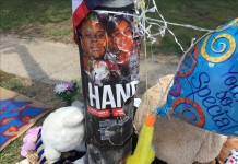 Fotografía de muñecos, peluches y globos en el lugar donde murió Michael Brown, este 11 de agosto de 2015, en la calle Canfield de Ferguson, Misuri (EE.UU.). EFE