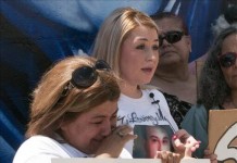 Guadalupe Guerrero, madre del joven Carlos Lamadrid, dice entre lágrimas que no descansará hasta obtener justicia, a pesar de que el Departamento de Justicia federal anunciase que no presentará cargos contra el agente de la Patrulla Fronteriza que mató a su hijo de varios disparos. EFE/Archivo