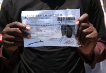 Un dominicano muestra documentos de identidad. EFE/archivo