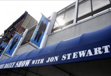 Avisos en la fachada del estudio de "The Daily Show con Jon Stewart" en Nueva York (EE.UU.). El comediante estadounidense Jon Stewart terminará su carrera de 16 años como presentador de The Daily Show este 6 de agosto. EFE