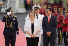 La Presidenta de Chile Michelle Bachelet (i) fue registrada este martes, junto al ministro salvadoreña de Relaciones Exteriores de El Salvador, Hugo Martínez (d), a su llegada al Aeropuerto Internacional de El Salvador "Monseñor Óscar Arnulfo Romero y Galdámez". EFE