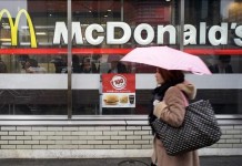 Una mujer pasa delante de un establecimiento de la cadena McDonald's. EFE/archivo