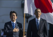 El presidente de Estados Unidos, Barack Obama (d), junto al jefe del Gobierno japonés, Shinzo Abe (i), en una visita oficial a EEUU. EFE/Archivo