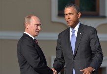 El presidente ruso, Vladimir Putin (i), saluda al presidente estadounidense, Barack Obama, en el Palacio de Constantino en San Petersburgo (Rusia). EFE/Archivo