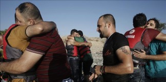 Refugiados sirios se abrazan tras llegar en en una lancha a la isla de Kos (Grecia). EFE/Archivo
