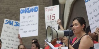 Norma Rodríguez, representante del Centro de Iniciativas Políticas (CPI) habla por megáfono durante una protesta de los trabajadores de restaurantes de comida rápida para aumentar los sueldos celebrada hoy, en San Diego, California. EFE
