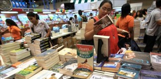 Asistentes observan libros durante una nueva edición de la Feria Internacional del Libro Hispano. EFE/archivo