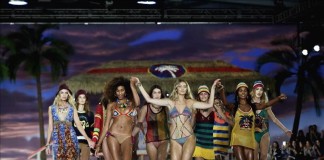 Varias modelos lucen las creaciones de la colección primavera 2016 de Tommy Hilfiger durante la Semana de la Moda de Nueva York, Estados Unidos, hoy 14 de septiembre de 2015. EFE