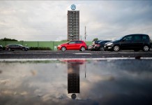 Fotografía de algunos vehículos estacionados en la planta de Volkswagen hoy, miércoles 23 de septiembre de 2015, en Wolfsburgo (Alemania). EFE