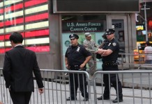 Oficiales de la Policía de Nueva York prestan guardia en las afueras de la oficina de reclutamiento de las Fuerzas Armadas. efe/archivo
