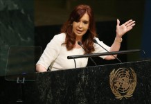 La presidenta de Argentina, Cristina Fernández de Kirchner, habla hoy, lunes 28 de septiembre de 2015, durante la Asamblea General de la ONU que se celebra en su sede en Nueva York (Estados Unidos). EFE